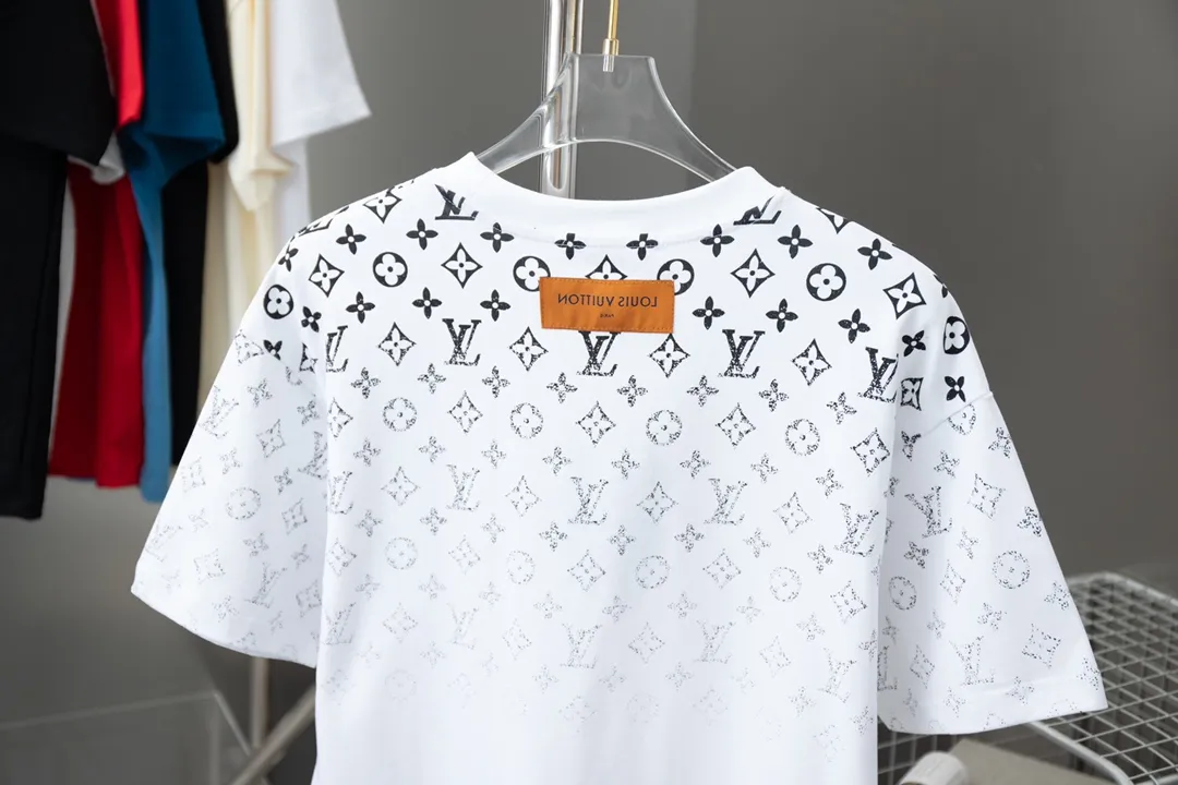 🅿️180 High-quality Lv 2025 early spring new model, MONOGRAM presbyopic gradient short-sleeved T-shirt, using digital printing technology to render pixel light and shadow for the Monogram gradient pattern, and its silk-screen texture and knitting effect complement each other. Synchronized with the official website, pure cotton fabrics at the counter! Comfortable against the skin, durable and easy to wear, meticulous original craftsmanship, custom-made 260g vat-dyed fabric, very comfortable to the touch, latest brick cabinet synchronization, OS off-shoulder version, fashionable and individual, super versatile and good-looking, very suitable for both men and women, must-have style, hang tag, collar label, washed wheat, complete with three labels S M L XL